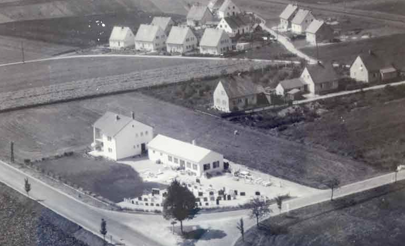 Historische Schwarz-Weiß-Luftaufnahme des Steinmetzbetriebs Braun aus dem Jahr 1948