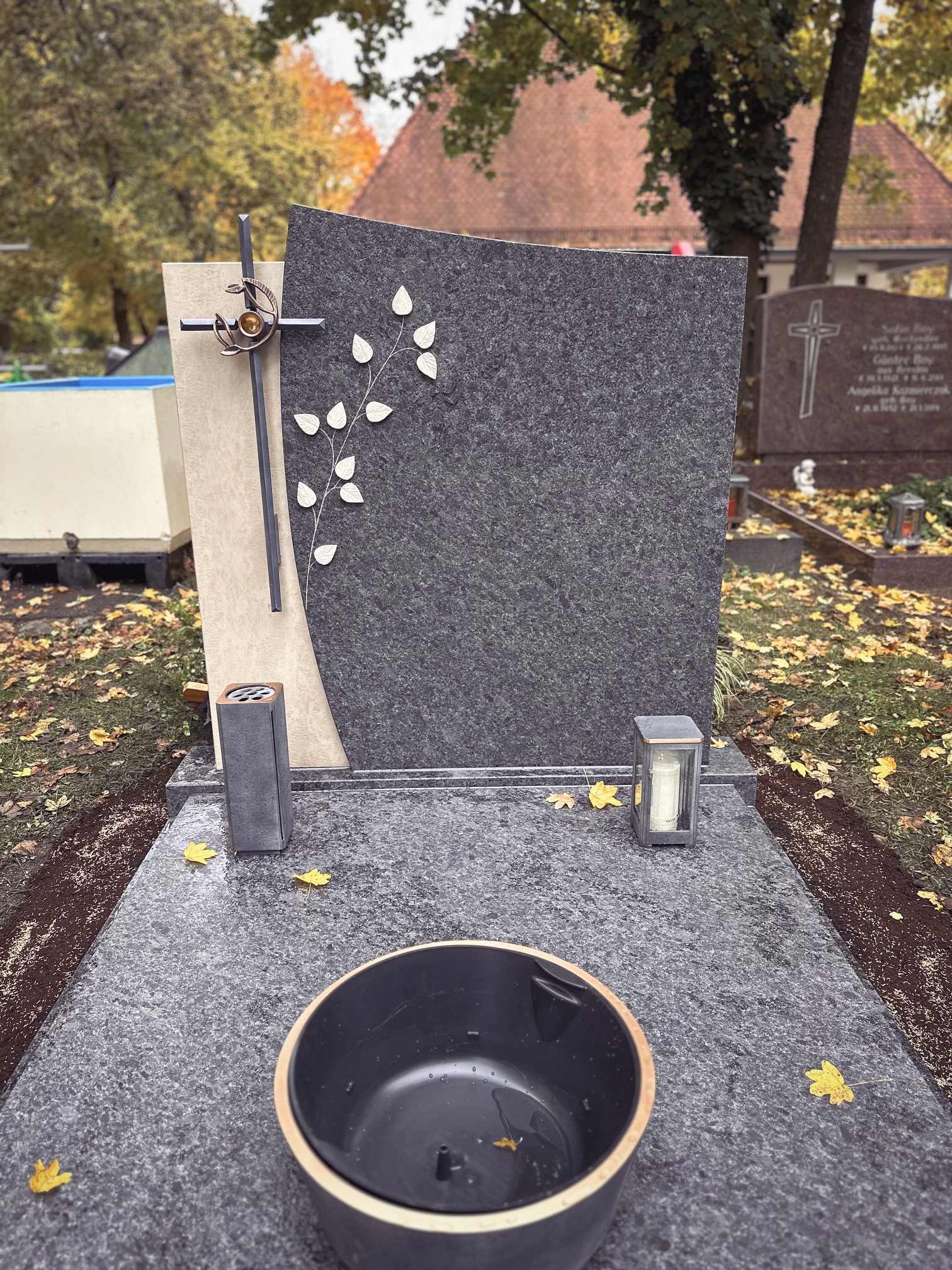 Grabmal aus Granit und Sandstein mit Kreuz und Blattzweig-Relief