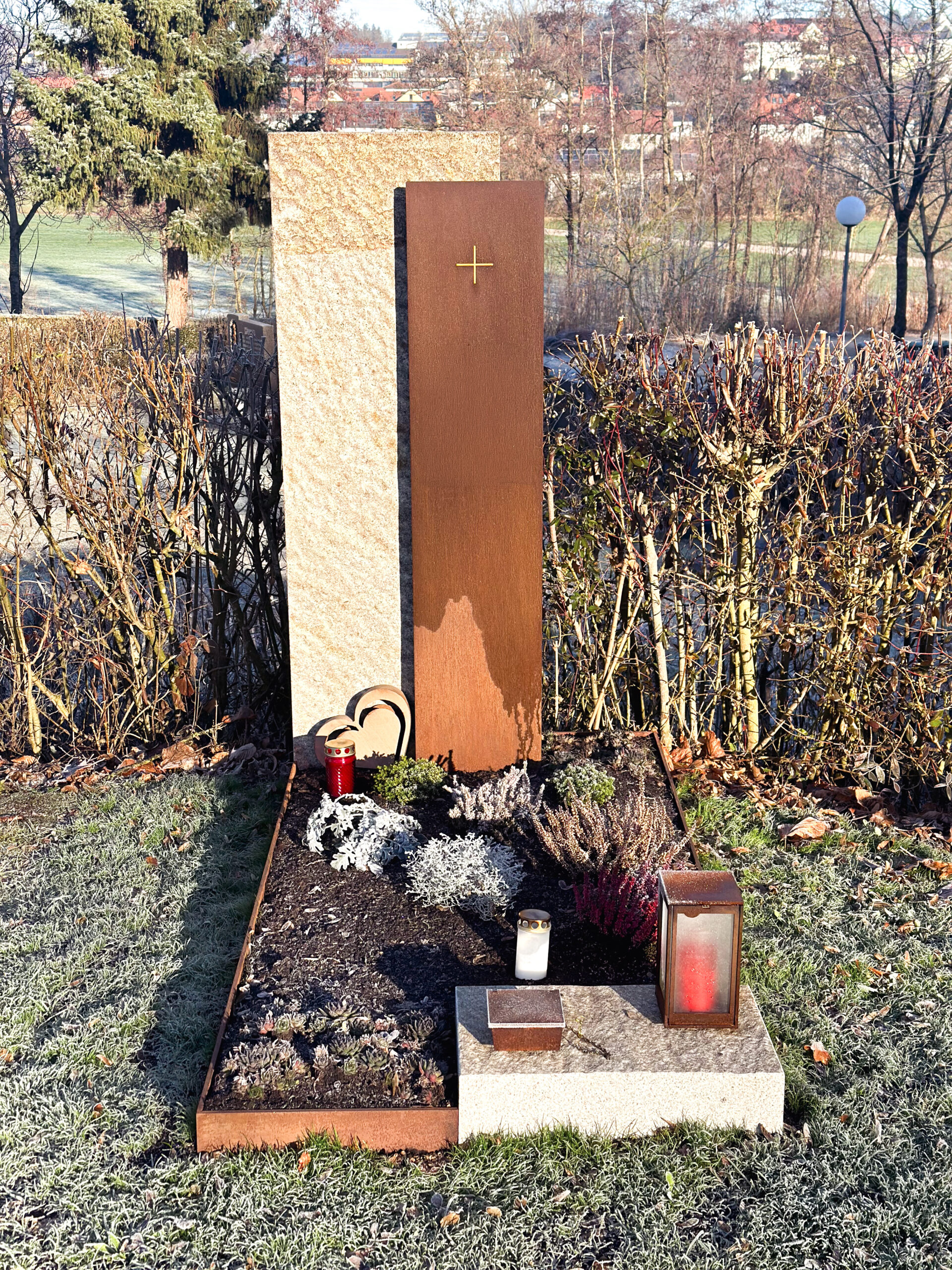 Zweiteiliges Grabmal aus Sandstein und Cortenstahl mit Kreuz
