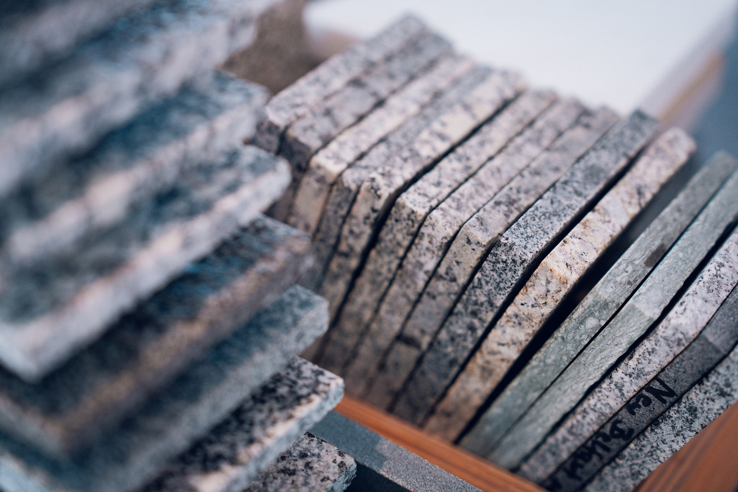 Granit-Musterplatten verschiedener Sorten in der Ausstellung