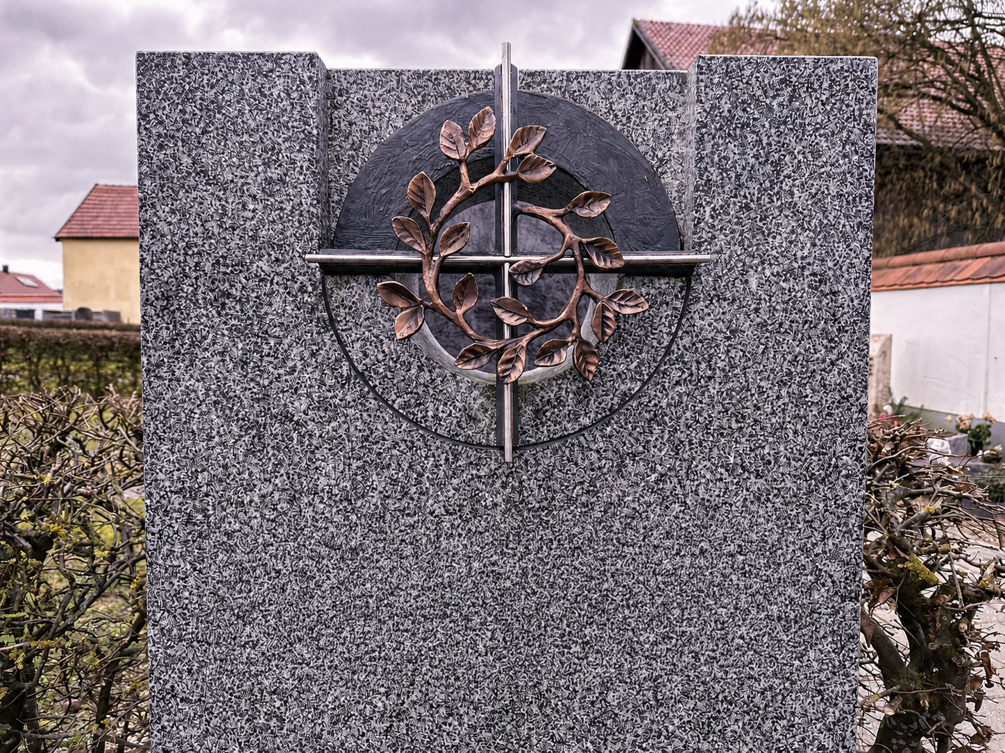 Granit-Grabstein mit Kreuz und bronzenem Blattzweig-Relief