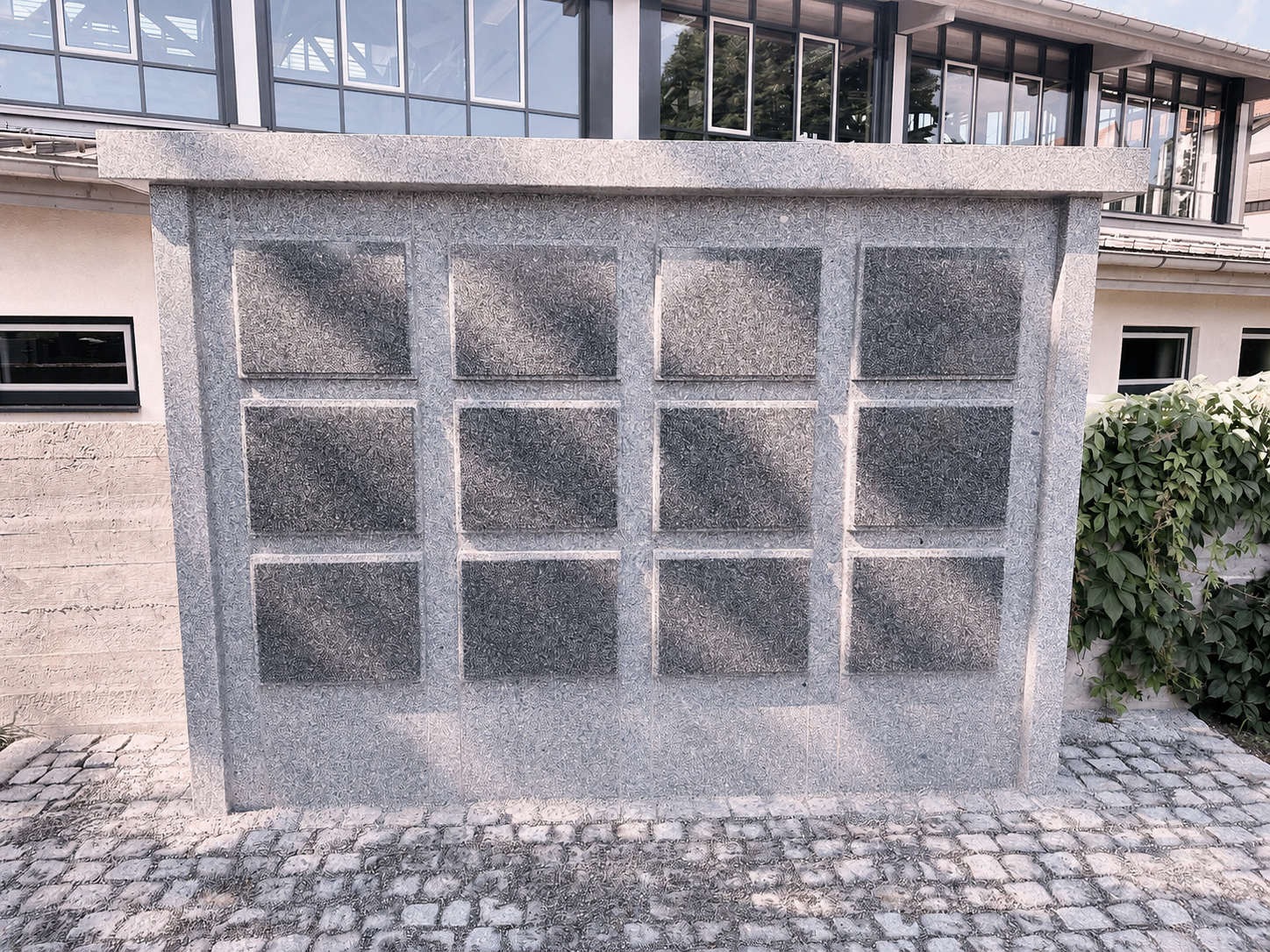 Granit-Urnenwand (Kolumbarium) mit zwölf Kammern