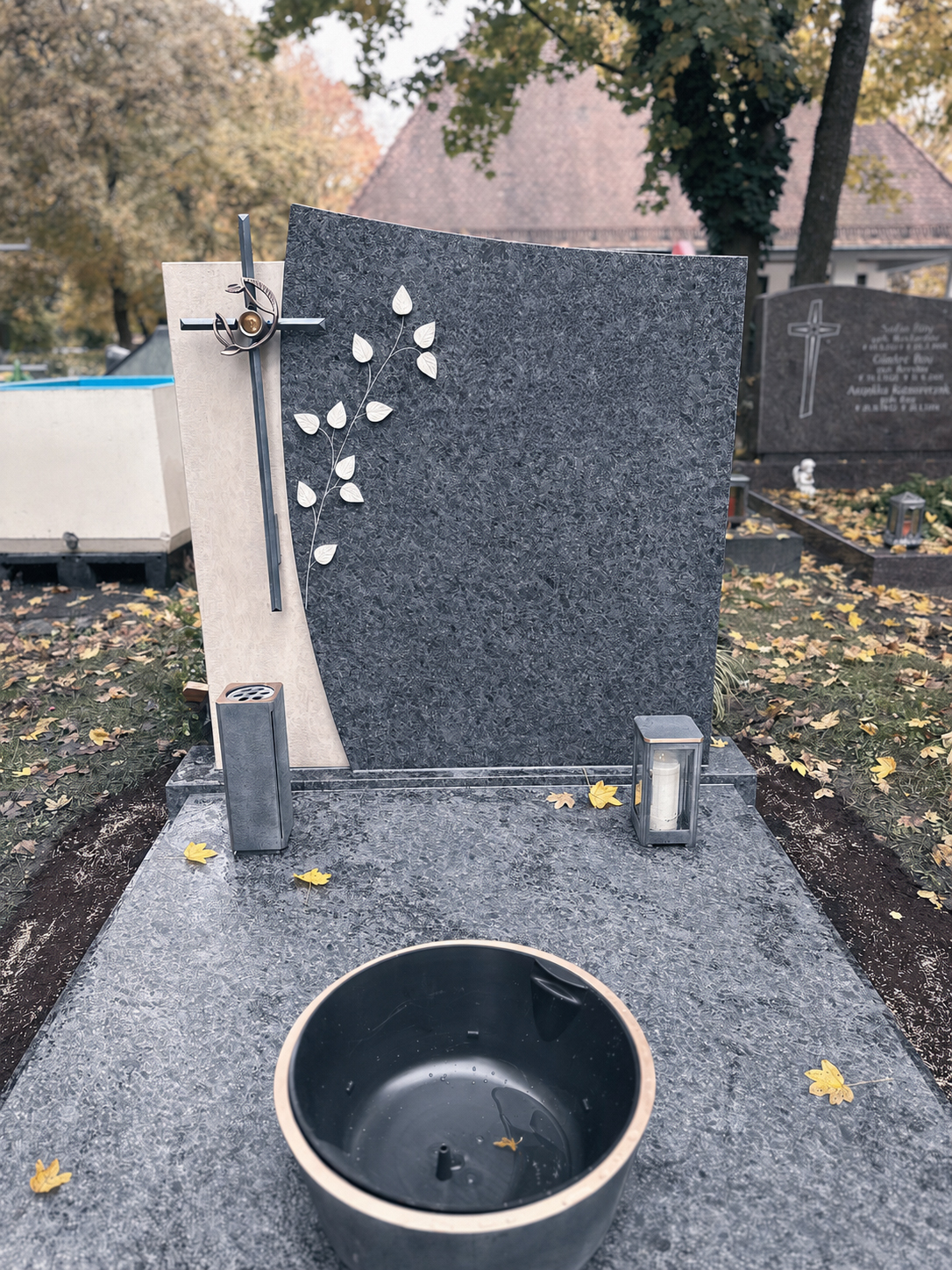 Grabmal aus Granit und Sandstein mit Kreuz und Blattranken-Relief